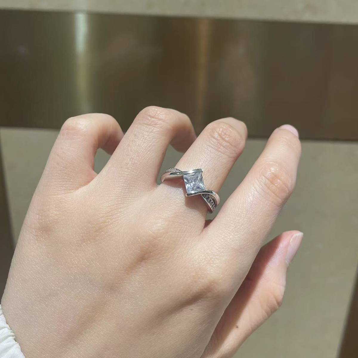扭臂公主方女戒S925银镀白金定制选款主石莫桑钻1.2ct/副石高碳钻